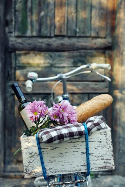 Bicicletta con spuntino picnic — Foto Stock