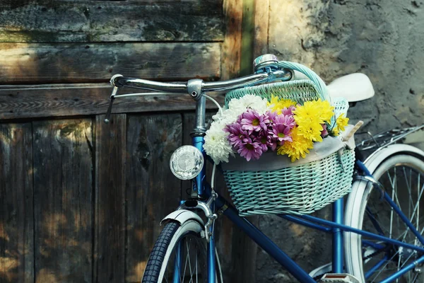 Altes Fahrrad mit Blumen — Stockfoto