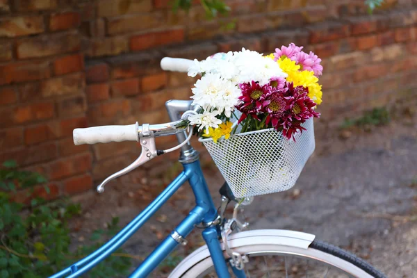 花のある古い自転車 — ストック写真