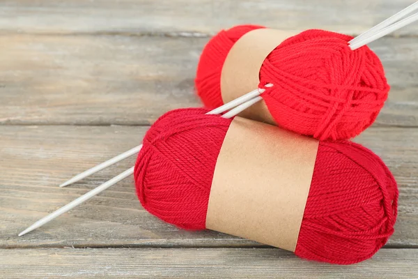 Knitting yarn on wood — Stock Photo, Image