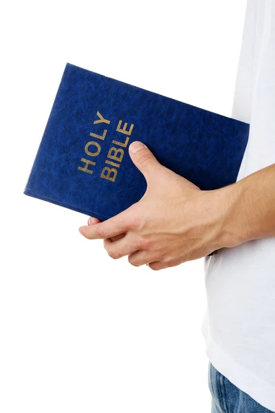 Homme tenant la Bible — Photo