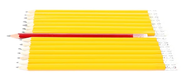 Ein roter Bleistift hebt sich von anderen ab — Stockfoto