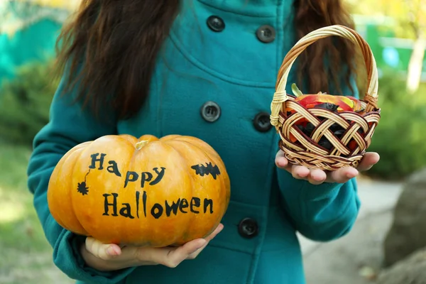 Girl holding pumpkin — Stock Photo, Image