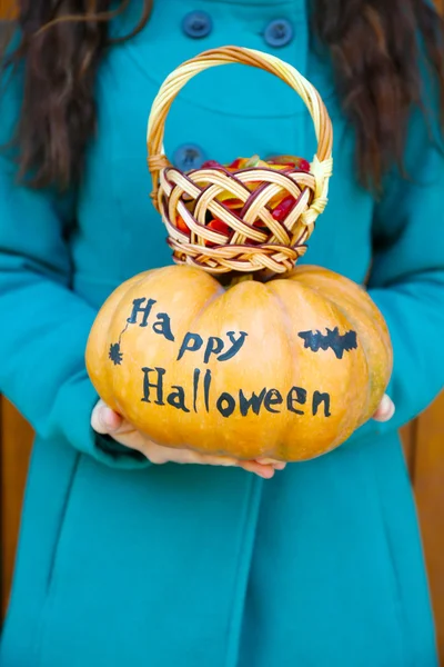 Girl holding pumpkin — Stock Photo, Image