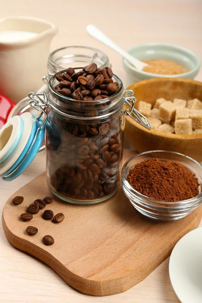 Nybryggt kaffe med ingredienser — Stockfoto