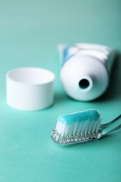 Tandenborstel met blauwe tandpasta — Stockfoto
