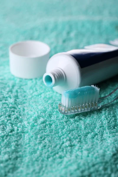 Brosse à dents avec dentifrice bleu — Photo