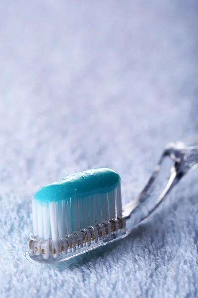 Tandenborstel met blauwe tandpasta — Stockfoto