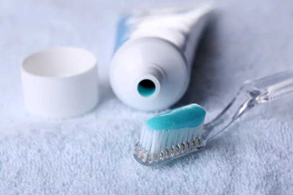 Escova de dentes com pasta de dentes azul — Fotografia de Stock