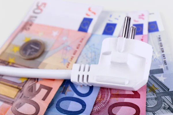 Šňůra se zástrčkou na pozadí bankovky eura — Stock fotografie