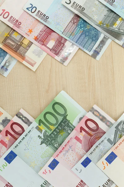 Banknoty euro na stole — Zdjęcie stockowe