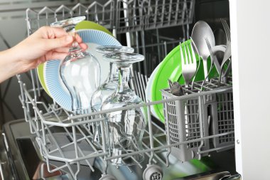 Mutfak eşyaları ile açık bulaşık makinesi