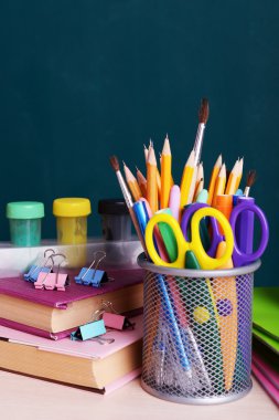 tablo üzerinde okul malzemeleri