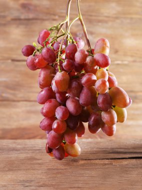 ahşap zemin üzerinde üzüm demet