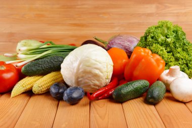 Ahşap arka planda taze organik meyve ve sebzeler