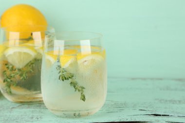 Lezzetli serin içki limon ve kekik