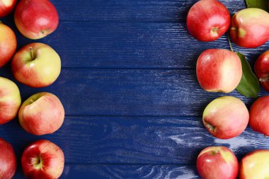 ahşap zemin üzerinde tatlı elma