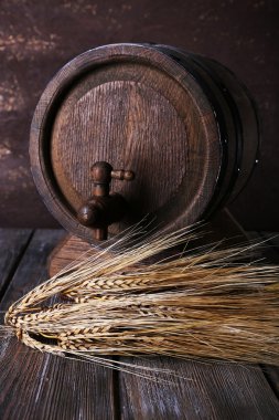 Ahşap masa üzerinde varil