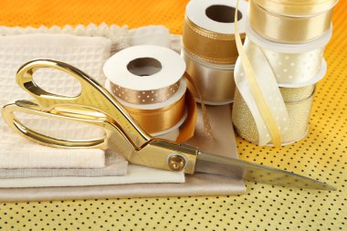 Makas ve kumaşlar ile şerit