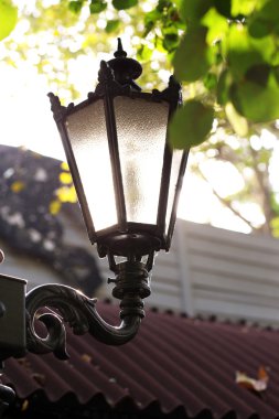 sokak lambası ve güneş ışınları