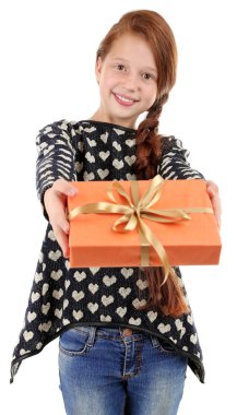 Mevcut kutusu beyaz izole güzel küçük kız