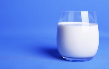 süt cam mavi zemin üzerine