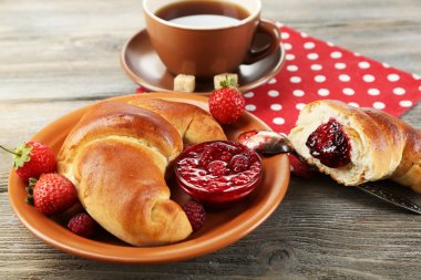 Çay ve büyük taze kruvasan