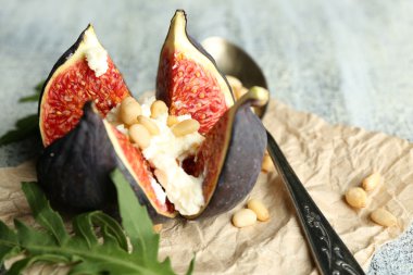 Olgun tatlı incir süzme peynir ile