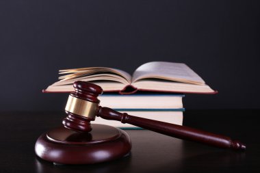 Hakimin tokmak ve kitaplar