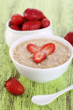 Çilek ile lezzetli yulaf ezmesi