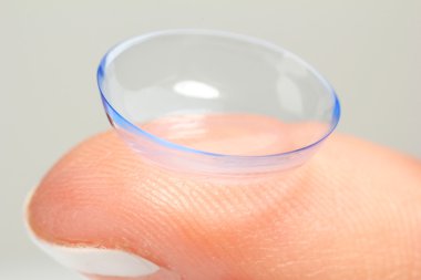 Kontakt lens parmak