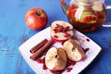 Olgun elma, goji meyveleri ve tarçın