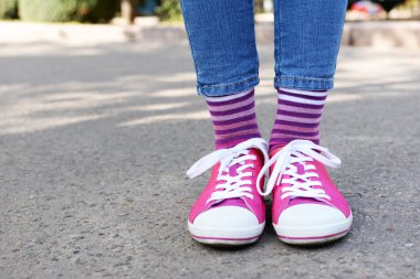 Renkli çorap ve ayakkabı kadın bacakları