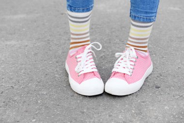 Renkli çorap ve ayakkabı kadın bacakları