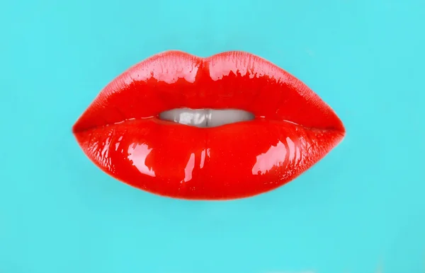 Lábios vermelhos em turquesa — Fotografia de Stock