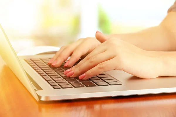 Mãos femininas no laptop — Fotografia de Stock