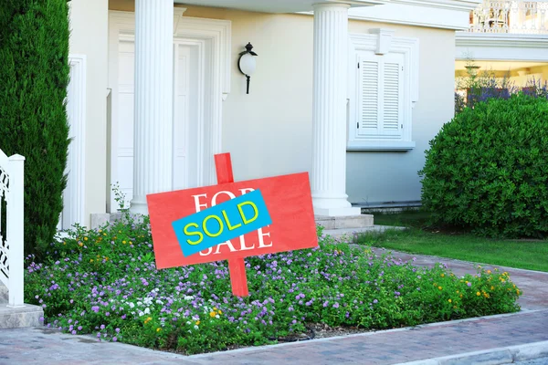 Venduto casa in vendita segno immobiliare e bella nuova casa — Foto Stock