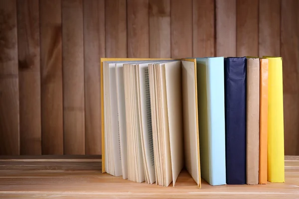 Libros sobre mesa de madera — Foto de Stock