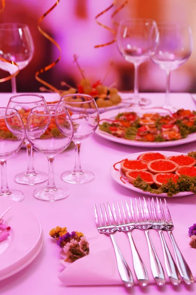 Buffet table with dishware — Stock Photo, Image