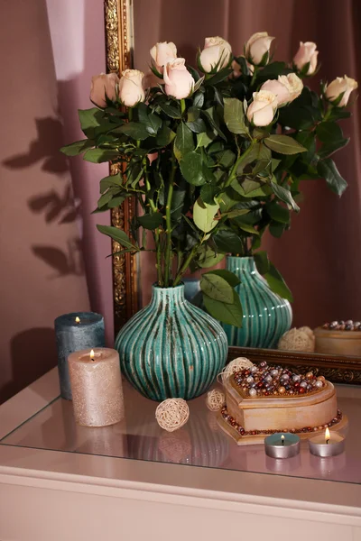 Красивая ваза с розами — стоковое фото