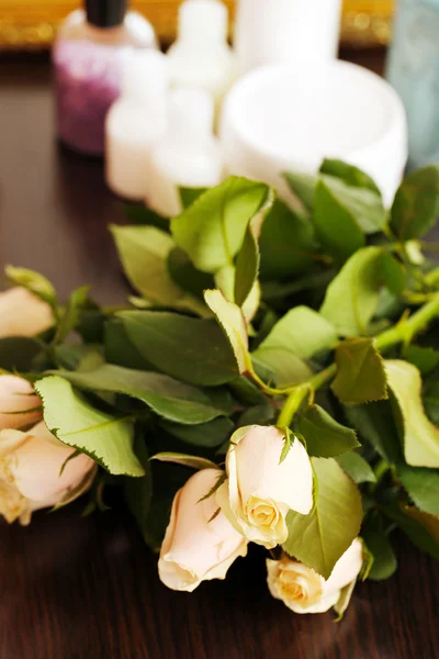 Beautiful roses, perfumes — Stock Photo, Image