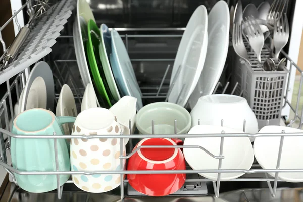 Открытая посудомоечная машина с посудой — стоковое фото