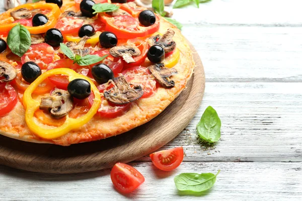 Läcker pizza serveras — Stockfoto