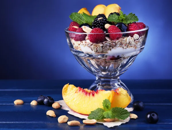 Jogurt z świeżych owoców, jagód i musli — Zdjęcie stockowe