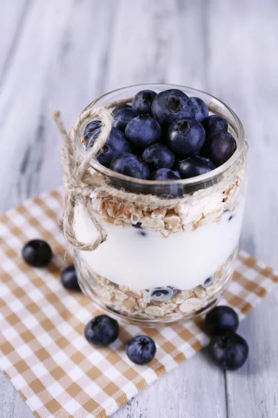 Yoghurt met bosbessen en muesli — Stockfoto