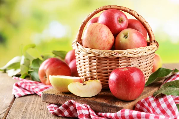 Manzanas dulces en canasta de mimbre — Foto de Stock