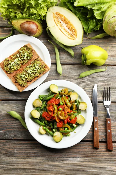 Ensalada saludable con guisantes —  Fotos de Stock