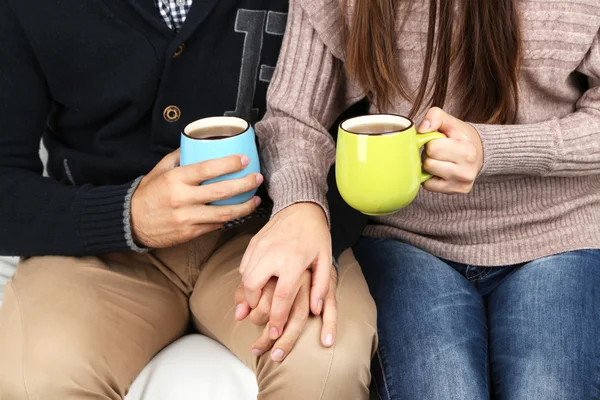 Casal amoroso com bebidas quentes — Fotografia de Stock