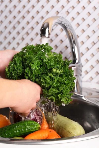 Laver les légumes, gros plan — Photo