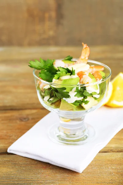 Salat mit Garnelen und Avocado — Stockfoto